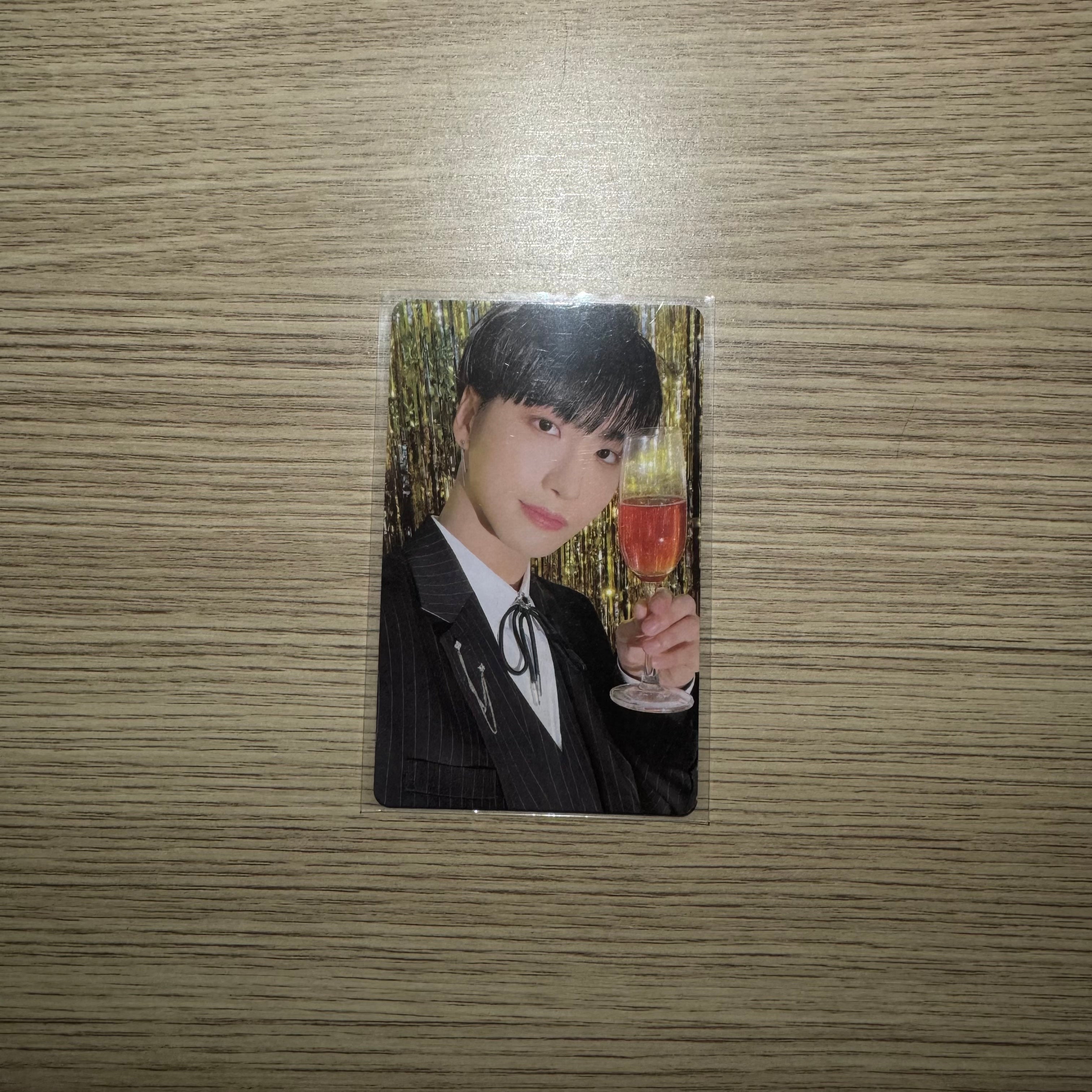 ATEEZ - “2023 Season’s Greetings” Seonghwa card